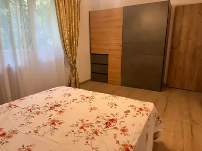 dormitor mobilat cu dulap inchiriere apartament Sector 4 București